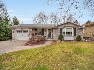 2 Robinwood Crescent, London South, On N6k 3b4