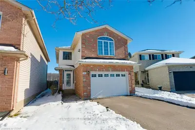 71 Ponds Edge Court, London South, On N5x 5c4