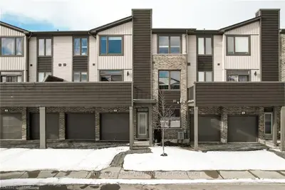 1960 Dalmagarry Road 4, London North, On N6g 0t8