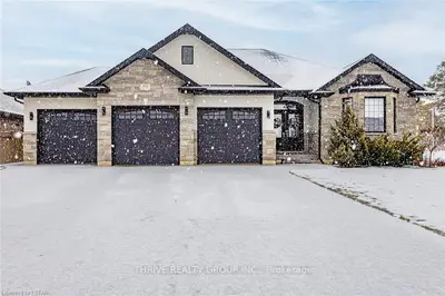 3880 ARIE Court, Plympton-Wyoming, ON N0N 1E0