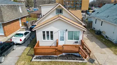 330 COLLINGWOOD Street, Sarnia, ON N7T 6N4