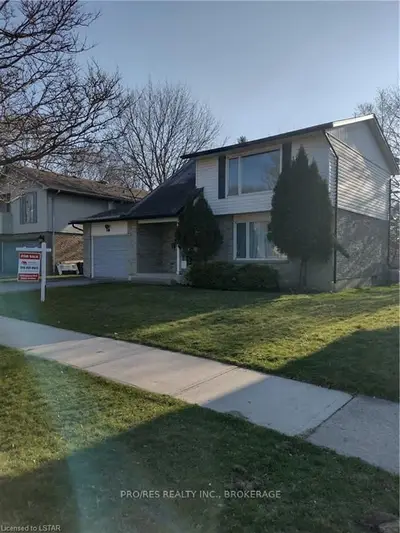 52 Kinnear Crescent, London South, On N6k 1v8
