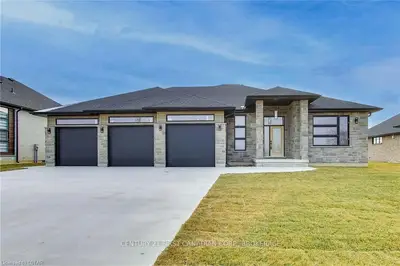 3757 QUEEN Street, Plympton-Wyoming, ON N0N 1E0
