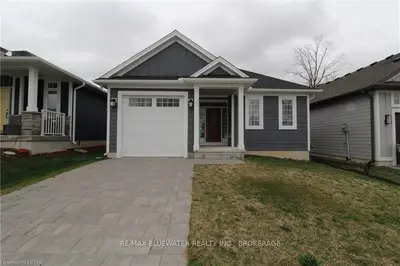 13 CREEKSIDE Place, Lambton Shores, ON N0M 1T0