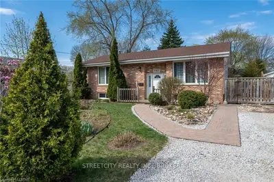 945 HOLLANDS Avenue, Sarnia, ON N7S 3C3