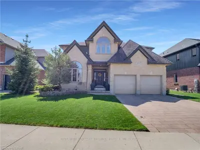 323 Skyline Avenue, London North, On N5x 0a5