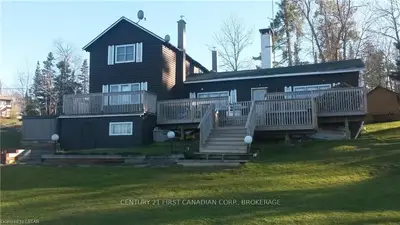 Detached in Kenora, Unorganized