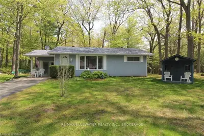 10411 BREWSTER Boulevard N, Lambton Shores, ON N0M 1T0