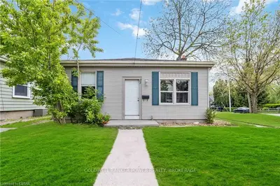 27 St Andrew Street, London North, On N6h 1z5