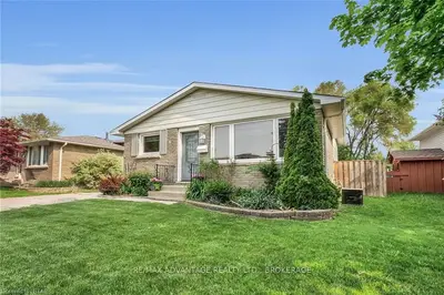 8 Clifton Crescent, London South, On N6c 3v8