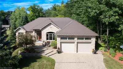 10075 JENNISON Crescent, Lambton Shores, ON N0M 1T0