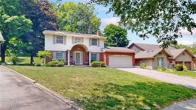 5 Robinwood Crescent, London South, On N6k 3b2