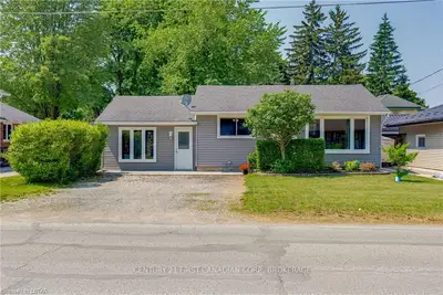 148 Adelaide Street, Strathroy-caradoc, On N7g 2v3