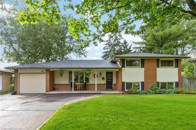 25 Lloyd Manor Crescent, London North, On N6h 3z4