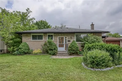 65 Agincourt Gardens, London South, On N5z 4e7