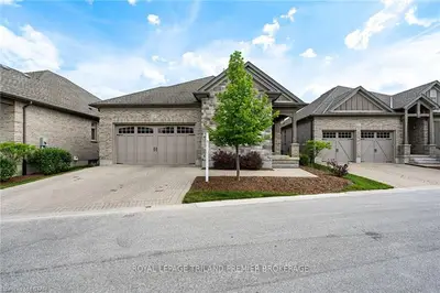 725 Eagletrace Drive 15, London North, On N6g 0j7