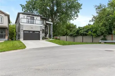 1843 Frederick Crescent, London East, On N5w 0a5