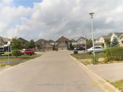 754 Hedgerow Place, London North, On N5x 4l6