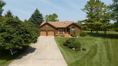 9893 LEONARD Street, Lambton Shores, ON N0M 1T0