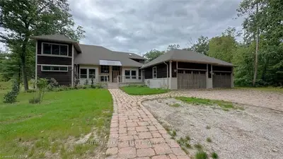 10439 PINETREE Drive, Lambton Shores, ON N0M 1T0