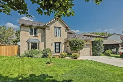 18 APPLEGREEN Grove, London South, ON N6J 4K3