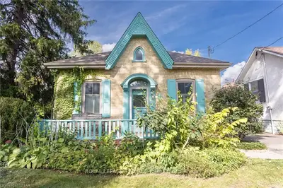 28 BYRON Avenue, London South, ON N6C 1C5