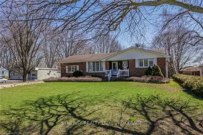 3193 NAPPERTON Drive, Adelaide Metcalfe, ON N7G 3H8