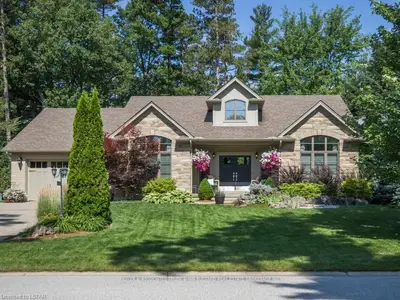 10210 PINEVIEW Crescent, Lambton Shores, ON N0M 1T0