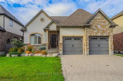 1012 GLENEAGLE Trail, London North, ON N6G 0C4