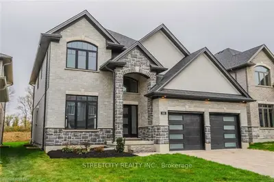 1061 EAGLETRACE Drive 166, London North, ON N6G 0E9
