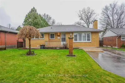 422 SCENIC Drive, London South, ON N5Z 3A8