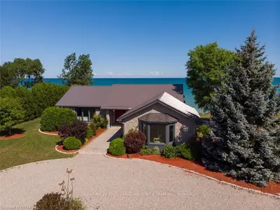 4338 BLUEPOINT Drive, Plympton-Wyoming, ON N0N 1J6