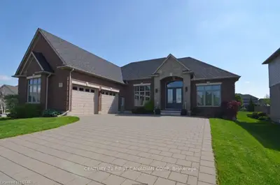 7076 ANGELA Court, London South, ON N6P 0A1