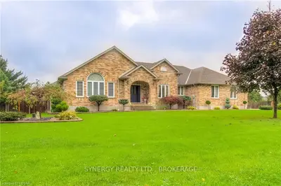 28633 DOLPHIN Drive, Strathroy-Caradoc, ON N7G 3H7