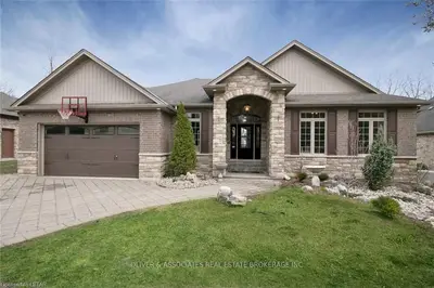 10158 MERRYWOOD Drive, Lambton Shores, ON N0M 1T0
