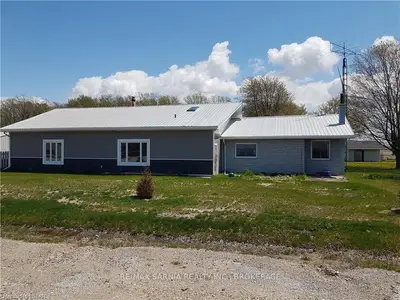 5697 LAKESHORE Road, Plympton-Wyoming, ON N0N 1J6