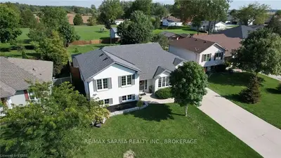 477 SYCAMORE Crescent, Plympton-Wyoming, ON N0N 1T0
