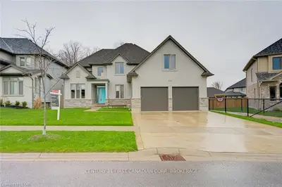 2319 DAUNCEY Crescent, London North, ON N5X 0M2