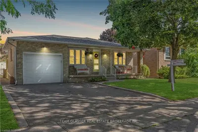 28 BLACKFRIAR Lane, Brantford, ON N3R 7L3