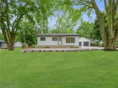 21673 ADELAIDE Road, Strathroy-Caradoc, ON N0L 1W0