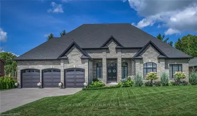 18 BERKLEY Crescent, London North, ON N5X 3V5
