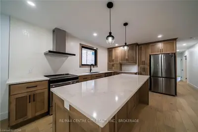 15 STIRRUP Court, London North, ON N6G 3T8