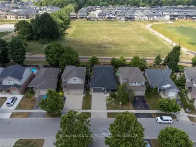 2186 THORNICROFT Crescent, London South, ON N6P 1T7