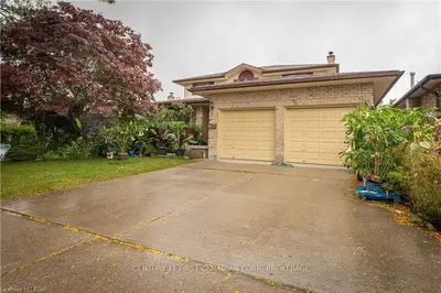 823 CLASSIC Drive, London East, ON N5W 5T4