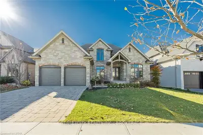 2389 MEADOWLANDS Way, London North, ON N6G 5L8