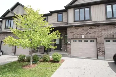 1030 OAKCROSSING Gate 49, London North, ON N6H 0H1