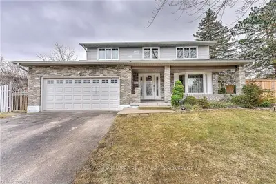 2 PINEGROVE Crescent, London South, ON N6J 3Y9