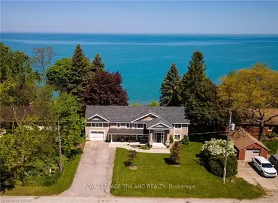 4630 LAKESIDE Street, Plympton-Wyoming, ON N0N 1J6