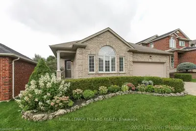 592 CLEARWATER Crescent, London North, ON N5X 4J7