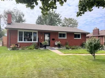 23 Stormont Drive, London South, ON N5Z 3Z4